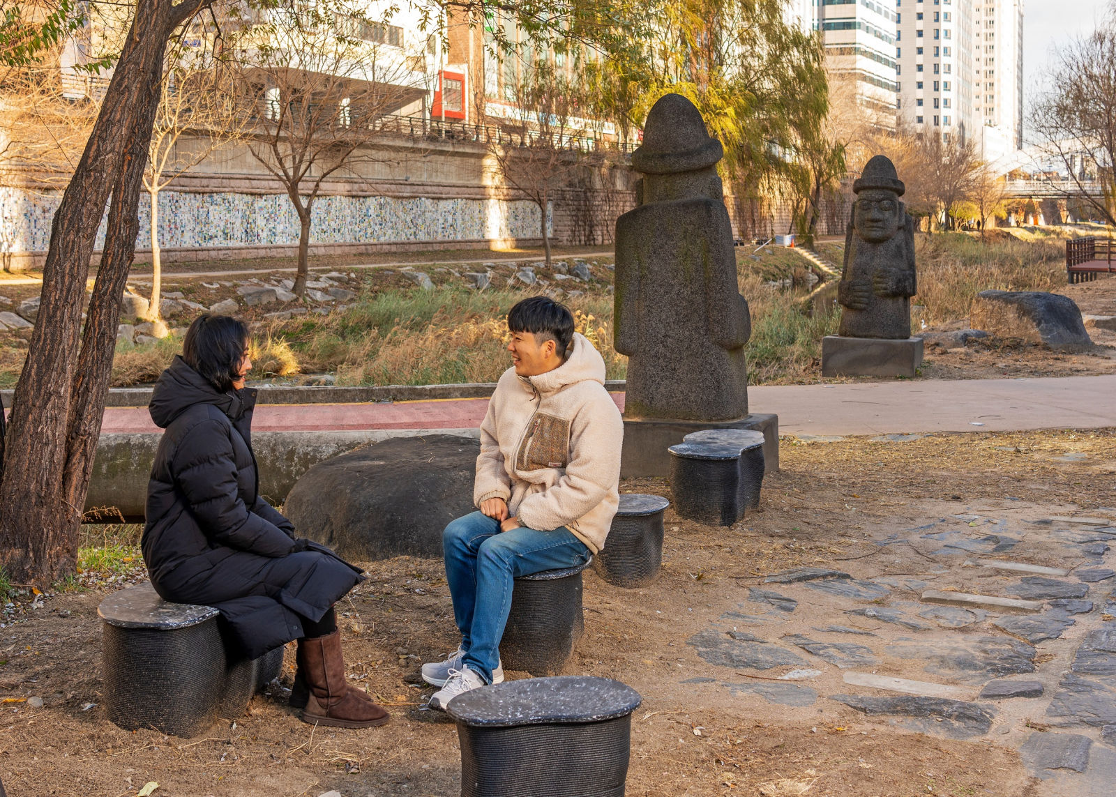 You are currently viewing 서울시설공단, 생태복원 청계천에 폐플라스틱 등 활용한 벤치 선보여