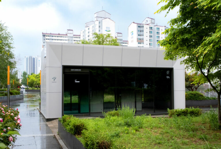 Read more about the article 서울시, 시민 배려 담은 도심 조화형 흡연부스 디자인 3종 공개