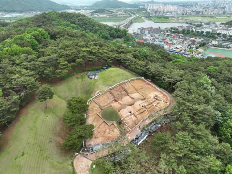 Read more about the article 「공주 무령왕릉과 왕릉원」 2호분 주인은 15세에 죽은 삼근왕(개로왕 손자)